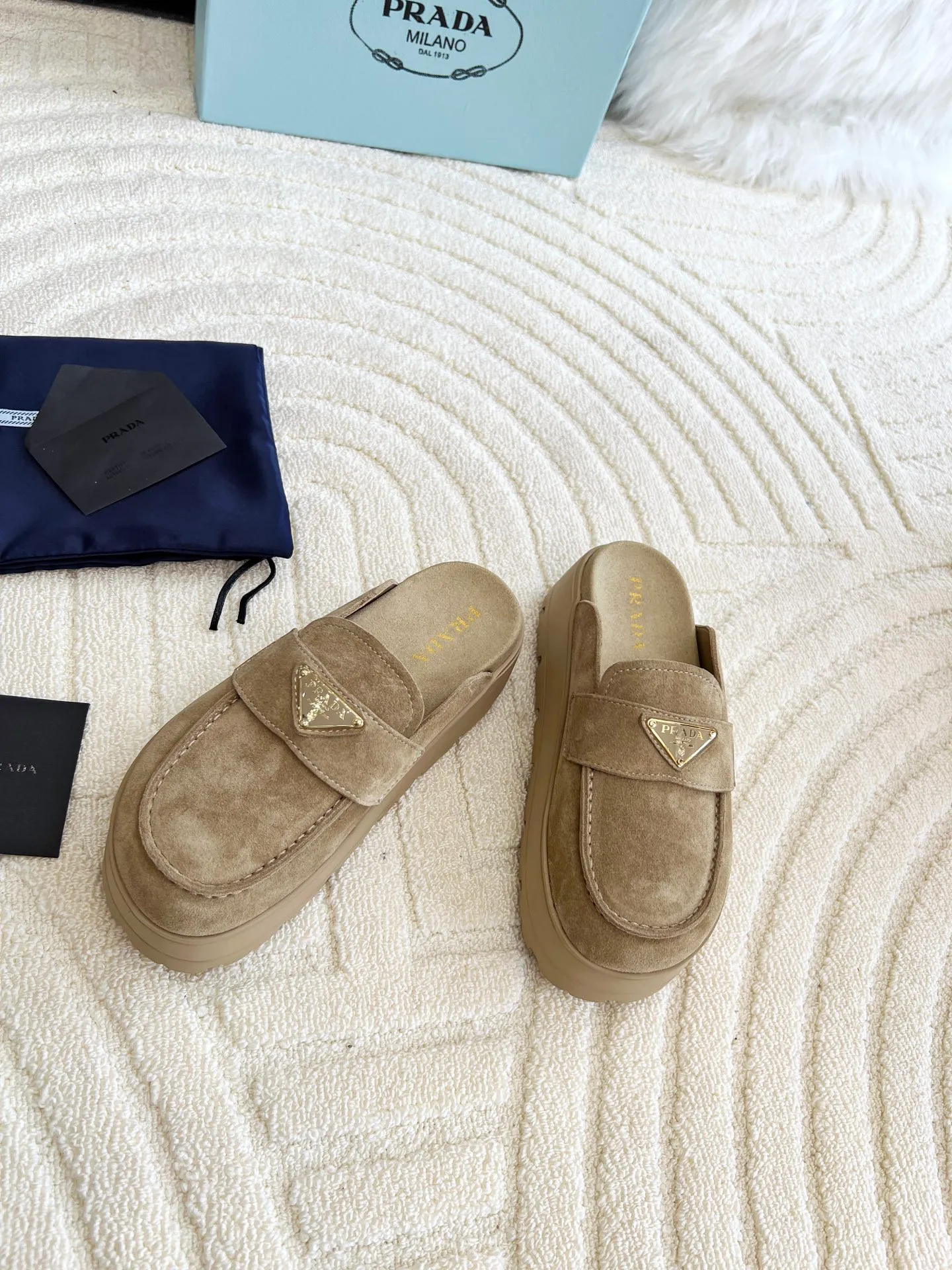 👟👟Ex-factory price 440👟👟 Prada/Prada 25ss summer new couple's beach thick-soled Birkenstock sandals. This shoe style is really a classic design that will not go out of style and is in line with everyone's current pursuit of comfortable and healthy wearing concepts. It is regarded by many domestic and foreign celebrities and fashionistas as an important choice for daily slippers. ✔Upper: imported super soft sheepskin ✔Inner lining: imported sheepskin ✔Hardware: Original molded split hardware ✔Outsole: Ultra-light, wear-resistant and non-slip foam sole ✔Number of yards: 35~40 (custom-made 40 pieces are non-refundable)